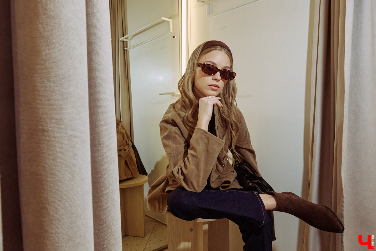 Весна 2026 года началась с фешен-экспериментов! После выхода сериала «Американская история любви» девушки отложили броские вещи в сторонку, дабы в этом сезоне научиться пользоваться базовым гардеробом. Источником их вдохновения стала Кэролин Бессетт-Кеннеди. «Ключ-Медиа» исследовал притягательность образов блондинки с помощью владимирской модели Дарьи Сереченко и стилиста Дины Бердинских.