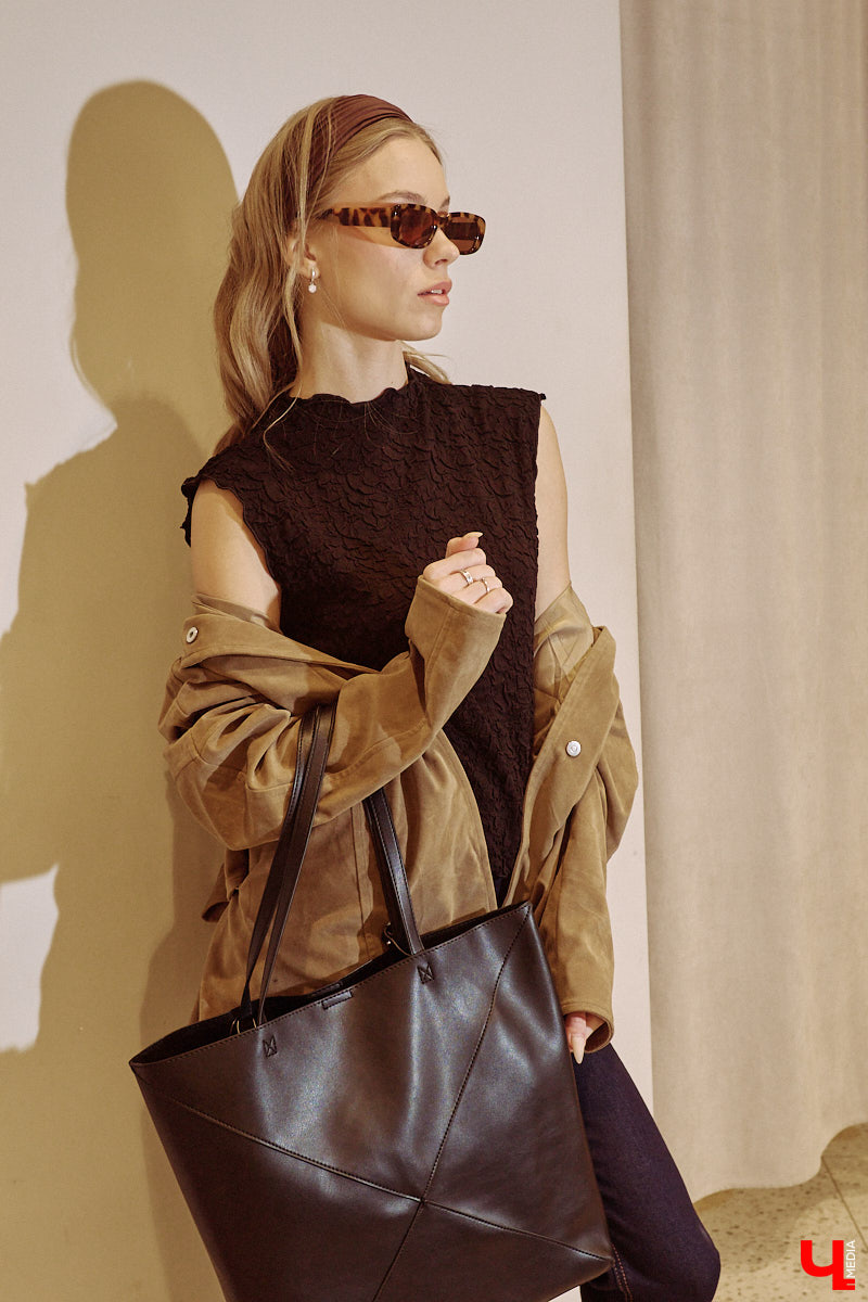 Весна 2026 года началась с фешен-экспериментов! После выхода сериала «Американская история любви» девушки отложили броские вещи в сторонку, дабы в этом сезоне научиться пользоваться базовым гардеробом. Источником их вдохновения стала Кэролин Бессетт-Кеннеди. «Ключ-Медиа» исследовал притягательность образов блондинки с помощью владимирской модели Дарьи Сереченко и стилиста Дины Бердинских.