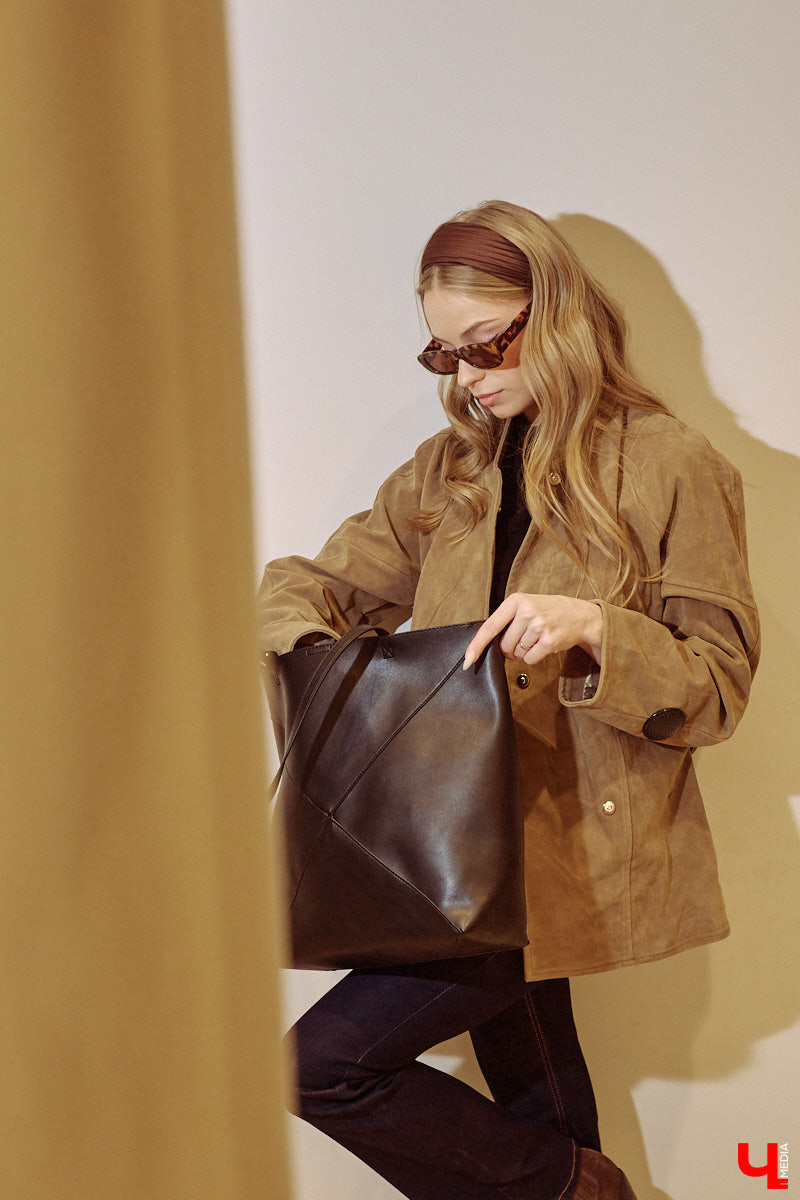 Весна 2026 года началась с фешен-экспериментов! После выхода сериала «Американская история любви» девушки отложили броские вещи в сторонку, дабы в этом сезоне научиться пользоваться базовым гардеробом. Источником их вдохновения стала Кэролин Бессетт-Кеннеди. «Ключ-Медиа» исследовал притягательность образов блондинки с помощью владимирской модели Дарьи Сереченко и стилиста Дины Бердинских.