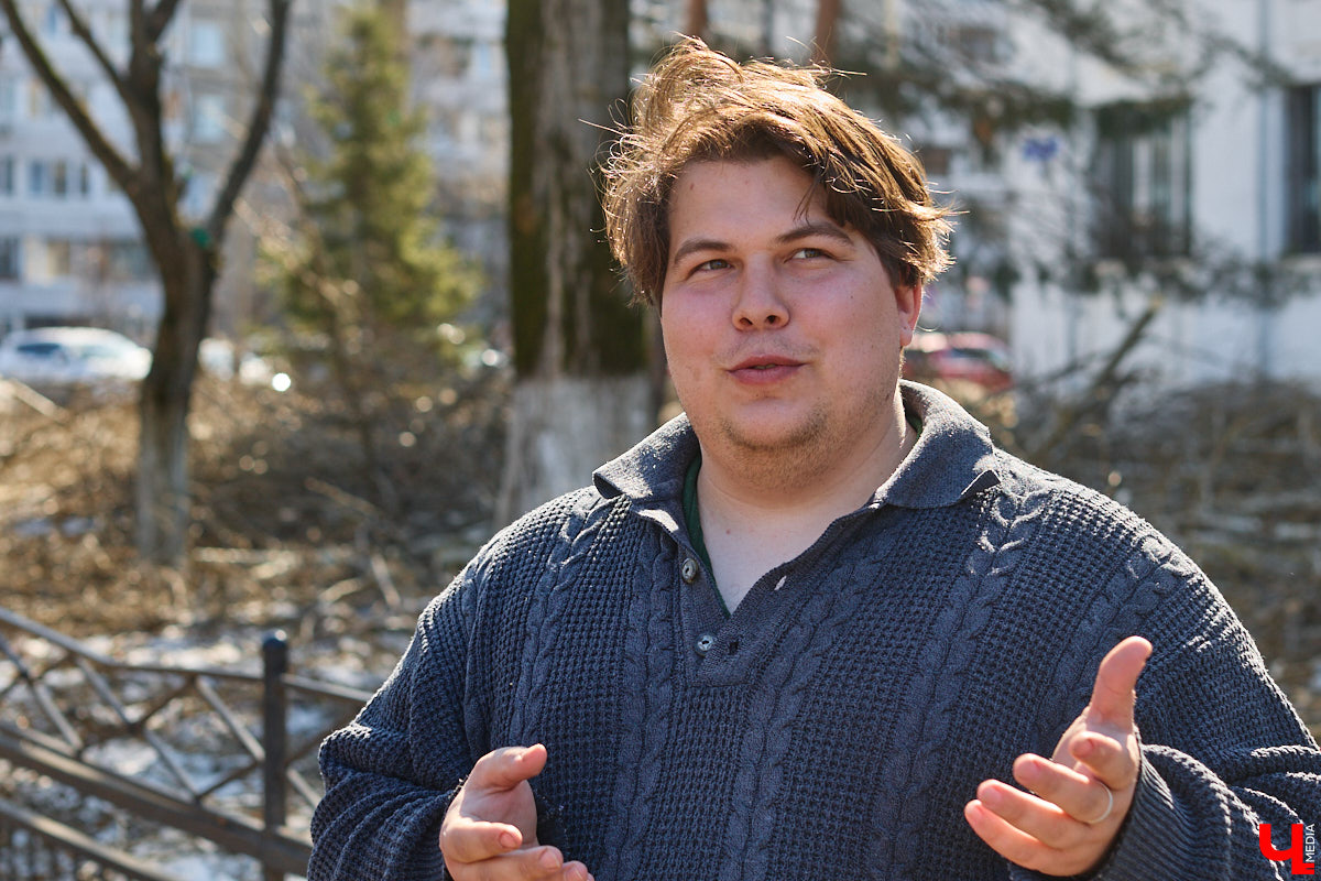 На земле груды спиленных веток, в воздухе висит терпкий смолистый дух, а вместо высоких и красивых деревьев – обрубленные пеньки. Во Владимире снова принялись омолаживать зеленый щит города. На этот раз звук бензопил раздавался по всему Суздальскому проспекту. Что не так с очередным актом благоустройства, «Ключ-Медиа» обсудил на месте с дендрологом Иваном Шматковым.
