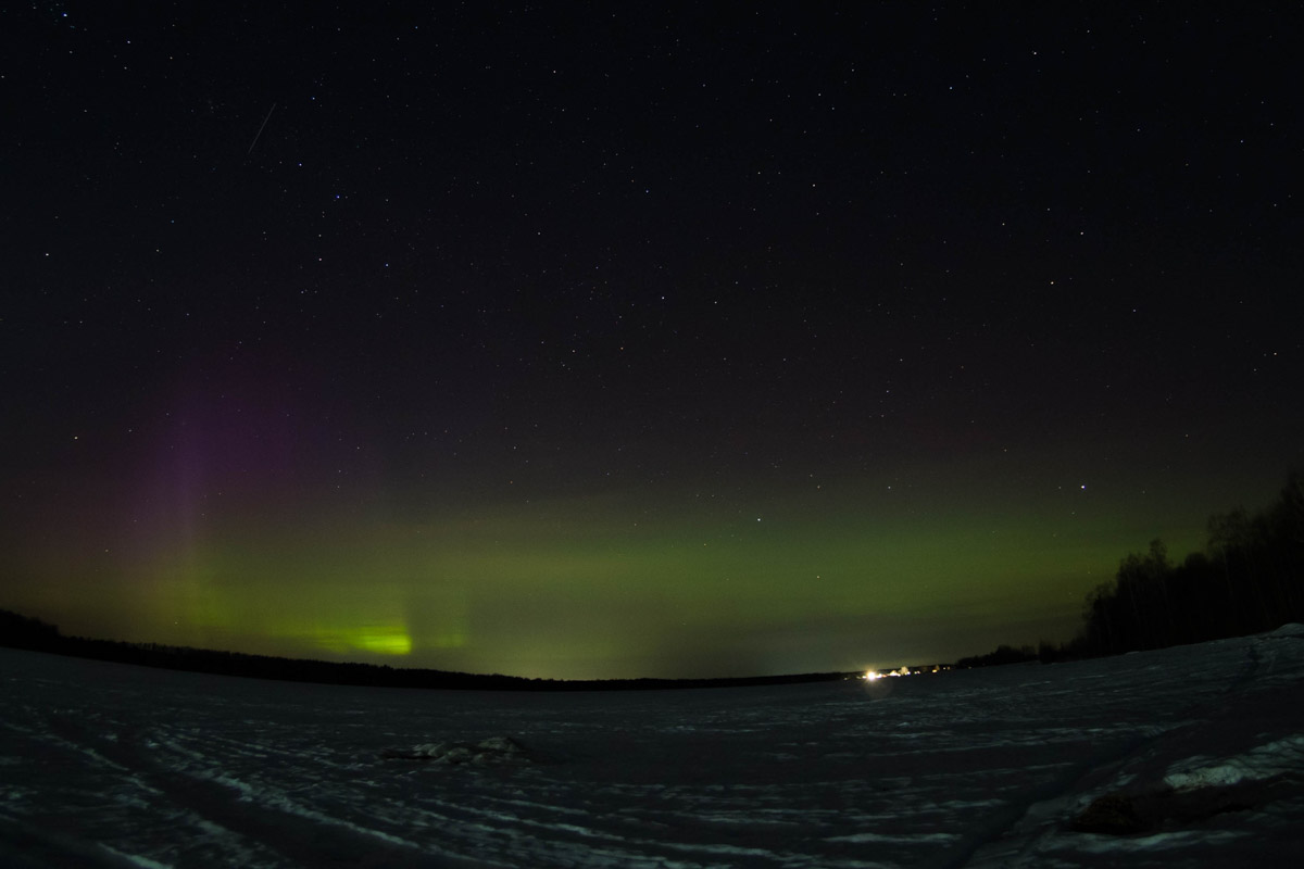 Небо над Владимирской областью регулярно устраивает эффектные шоу. То порадует световыми столбами, то удивит сразу четырьмя ночными светилами. За последнее время жители региона тоже сняли немало чудес: перевернутую радугу и северное сияние. «Ключ-Медиа» собрал самые необычные и красивые кадры.