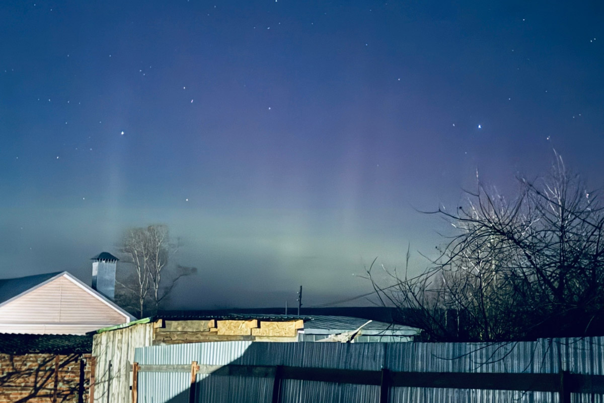 Небо над Владимирской областью регулярно устраивает эффектные шоу. То порадует световыми столбами, то удивит сразу четырьмя ночными светилами. За последнее время жители региона тоже сняли немало чудес: перевернутую радугу и северное сияние. «Ключ-Медиа» собрал самые необычные и красивые кадры.