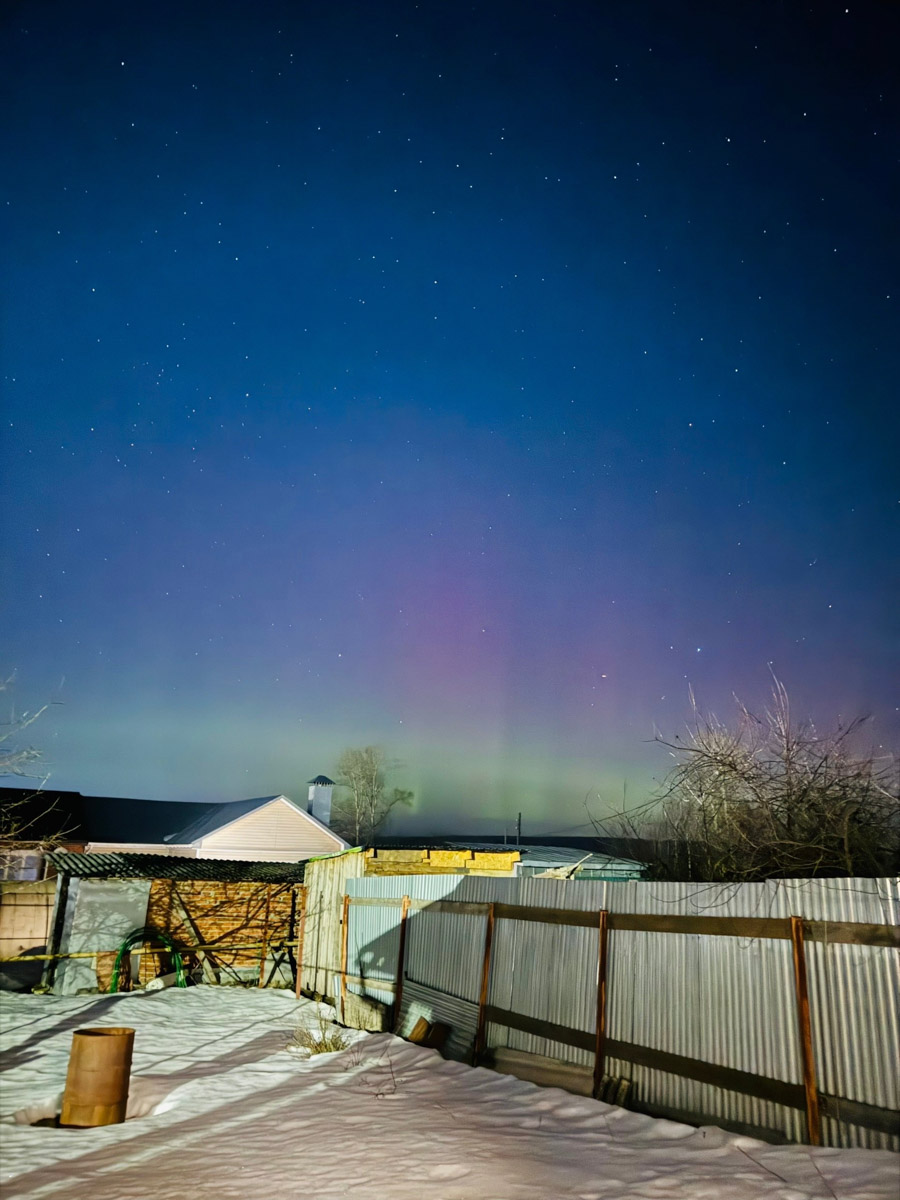 Небо над Владимирской областью регулярно устраивает эффектные шоу. То порадует световыми столбами, то удивит сразу четырьмя ночными светилами. За последнее время жители региона тоже сняли немало чудес: перевернутую радугу и северное сияние. «Ключ-Медиа» собрал самые необычные и красивые кадры.