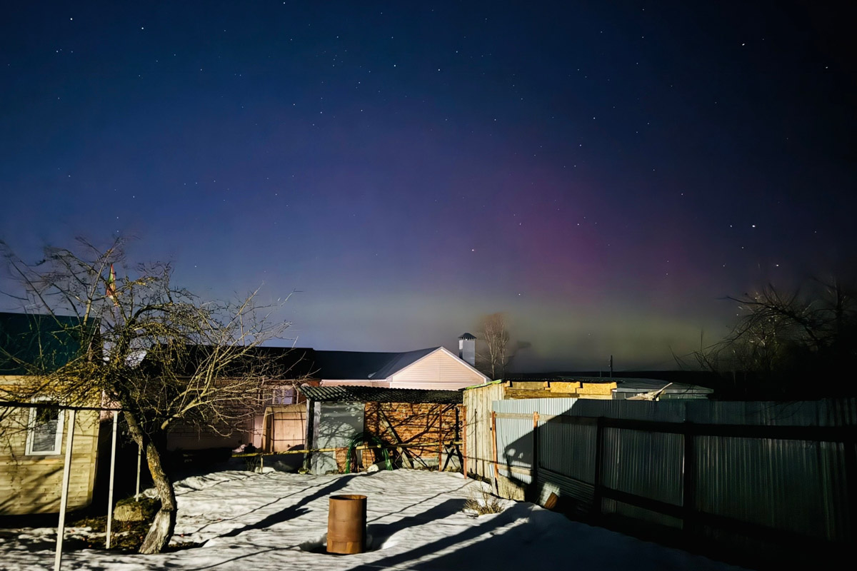 Небо над Владимирской областью регулярно устраивает эффектные шоу. То порадует световыми столбами, то удивит сразу четырьмя ночными светилами. За последнее время жители региона тоже сняли немало чудес: перевернутую радугу и северное сияние. «Ключ-Медиа» собрал самые необычные и красивые кадры.