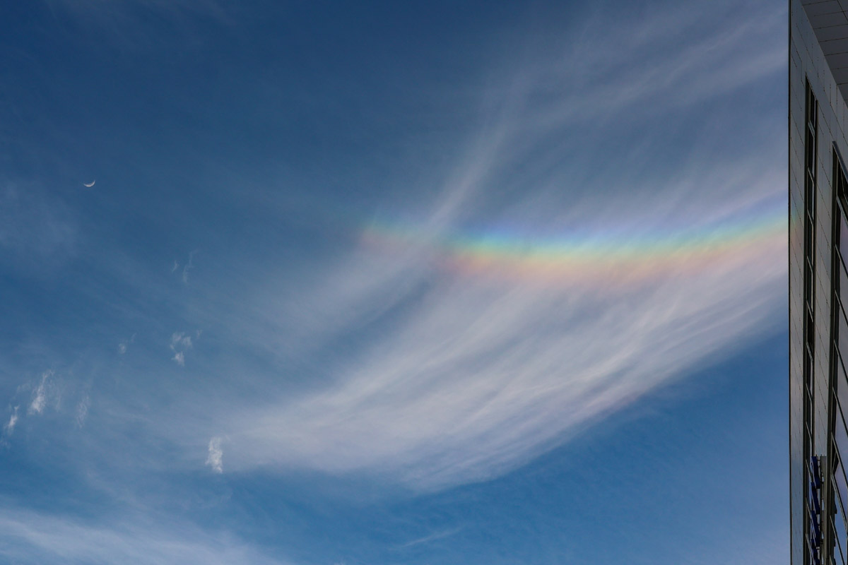 Небо над Владимирской областью регулярно устраивает эффектные шоу. То порадует световыми столбами, то удивит сразу четырьмя ночными светилами. За последнее время жители региона тоже сняли немало чудес: перевернутую радугу и северное сияние. «Ключ-Медиа» собрал самые необычные и красивые кадры.