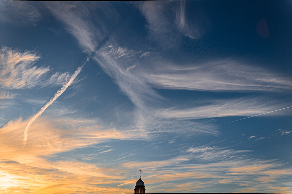 Небо над Владимирской областью регулярно устраивает эффектные шоу. То порадует световыми столбами, то удивит сразу четырьмя ночными светилами. За последнее время жители региона тоже сняли немало чудес: перевернутую радугу и северное сияние. «Ключ-Медиа» собрал самые необычные и красивые кадры.
