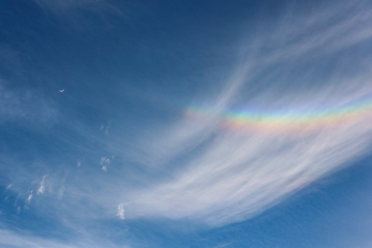 Небо над Владимирской областью регулярно устраивает эффектные шоу. То порадует световыми столбами, то удивит сразу четырьмя ночными светилами. За последнее время жители региона тоже сняли немало чудес: перевернутую радугу и северное сияние. «Ключ-Медиа» собрал самые необычные и красивые кадры.