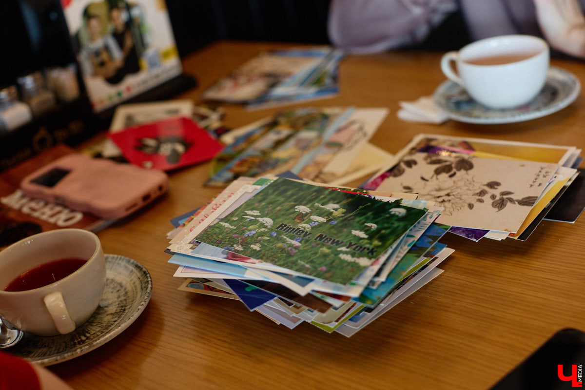 Дома у Анастасии Каревой хранятся чужие детские воспоминания. Они получены в виде открыток от людей со всего мира. Одни также делятся погодой за окном, другие пытаются начать романтические отношения. Мы поговорили с ней об отдельном мире под названием «посткроссинг», а заодно познакомились с историями из дальних стран и разных уголков России.