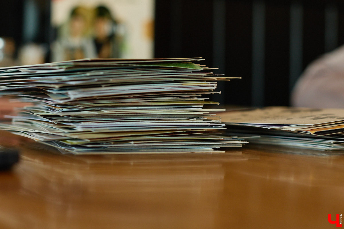 Дома у Анастасии Каревой хранятся чужие детские воспоминания. Они получены в виде открыток от людей со всего мира. Одни также делятся погодой за окном, другие пытаются начать романтические отношения. Мы поговорили с ней об отдельном мире под названием «посткроссинг», а заодно познакомились с историями из дальних стран и разных уголков России.