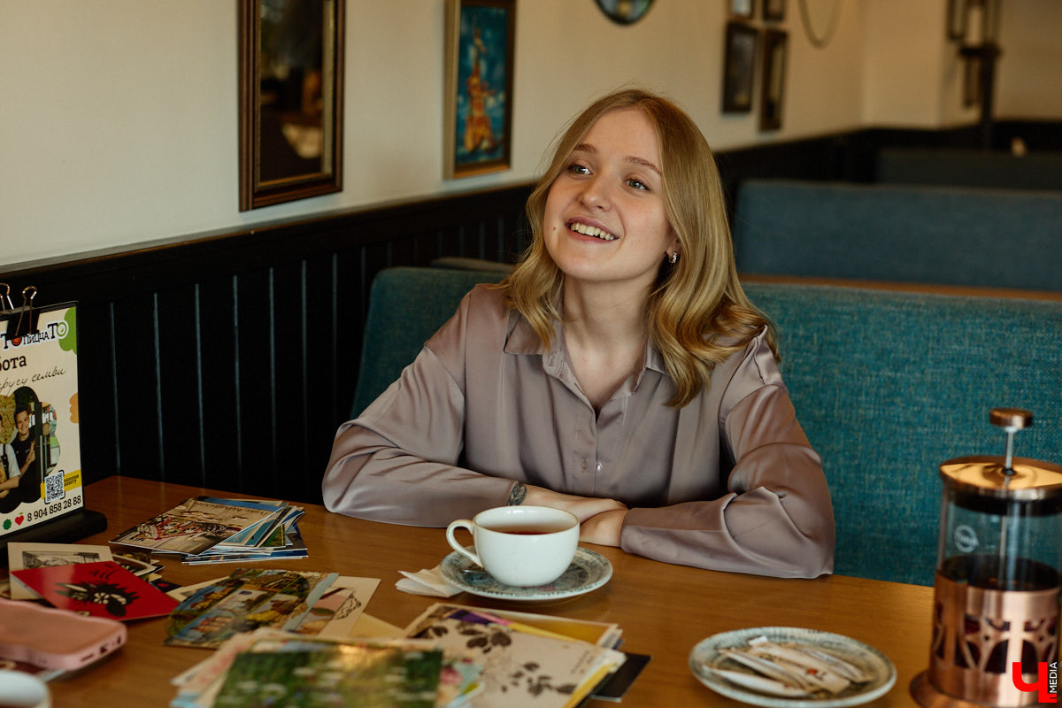 Дома у Анастасии Каревой хранятся чужие детские воспоминания. Они получены в виде открыток от людей со всего мира. Одни также делятся погодой за окном, другие пытаются начать романтические отношения. Мы поговорили с ней об отдельном мире под названием «посткроссинг», а заодно познакомились с историями из дальних стран и разных уголков России.