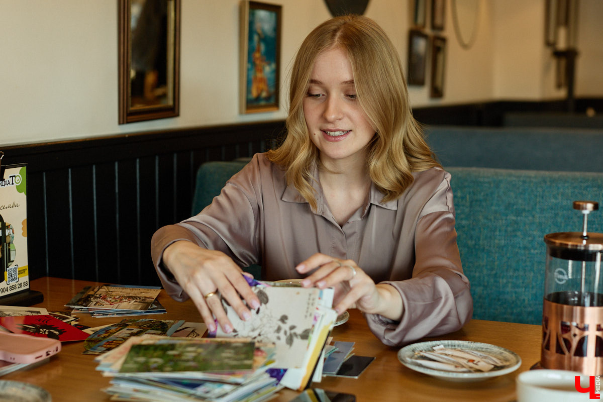 Дома у Анастасии Каревой хранятся чужие детские воспоминания. Они получены в виде открыток от людей со всего мира. Одни также делятся погодой за окном, другие пытаются начать романтические отношения. Мы поговорили с ней об отдельном мире под названием «посткроссинг», а заодно познакомились с историями из дальних стран и разных уголков России.