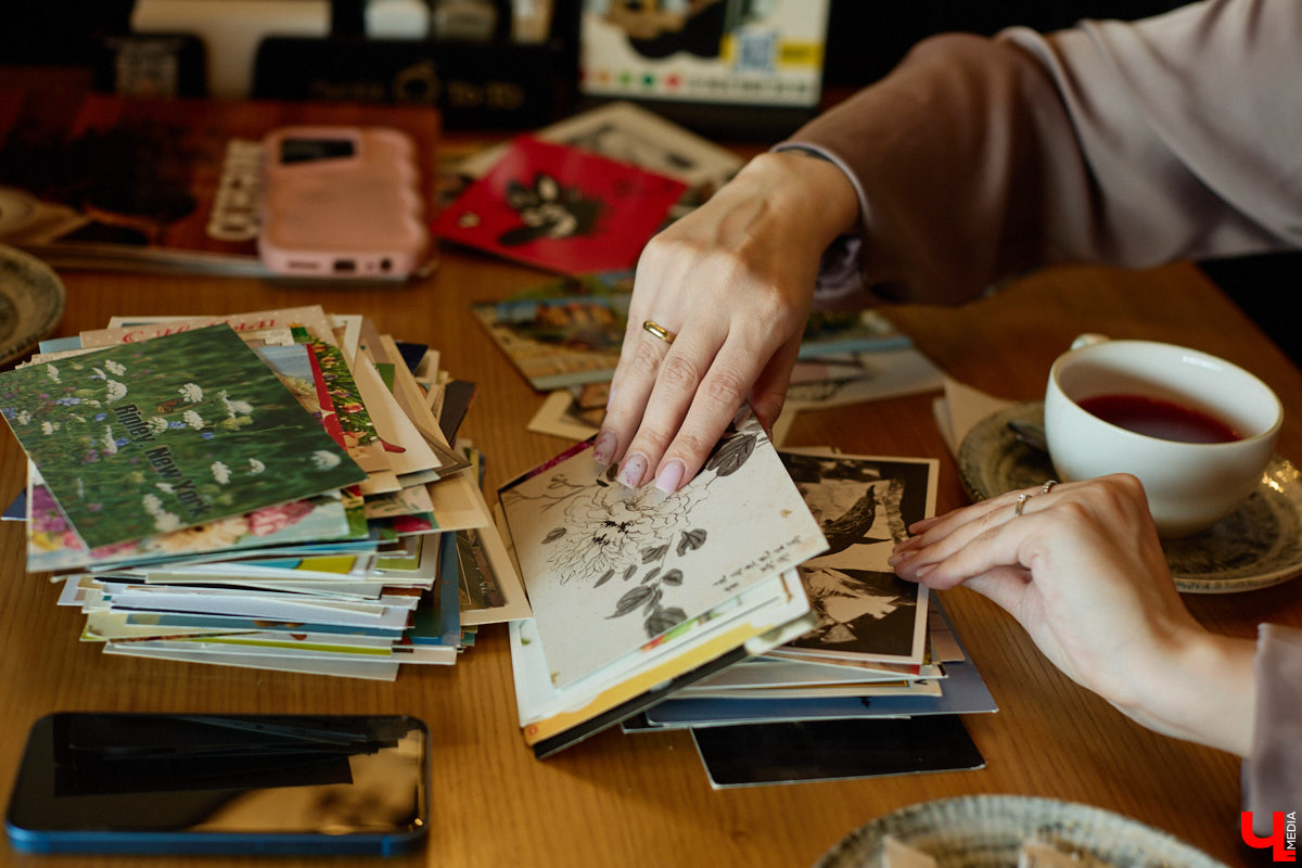 Дома у Анастасии Каревой хранятся чужие детские воспоминания. Они получены в виде открыток от людей со всего мира. Одни также делятся погодой за окном, другие пытаются начать романтические отношения. Мы поговорили с ней об отдельном мире под названием «посткроссинг», а заодно познакомились с историями из дальних стран и разных уголков России.