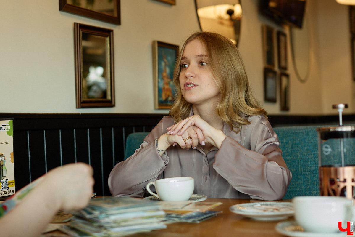 Дома у Анастасии Каревой хранятся чужие детские воспоминания. Они получены в виде открыток от людей со всего мира. Одни также делятся погодой за окном, другие пытаются начать романтические отношения. Мы поговорили с ней об отдельном мире под названием «посткроссинг», а заодно познакомились с историями из дальних стран и разных уголков России.