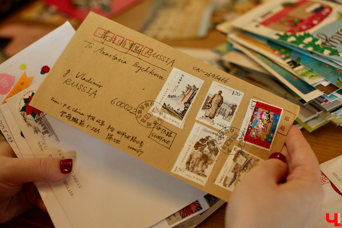 Дома у Анастасии Каревой хранятся чужие детские воспоминания. Они получены в виде открыток от людей со всего мира. Одни также делятся погодой за окном, другие пытаются начать романтические отношения. Мы поговорили с ней об отдельном мире под названием «посткроссинг», а заодно познакомились с историями из дальних стран и разных уголков России.