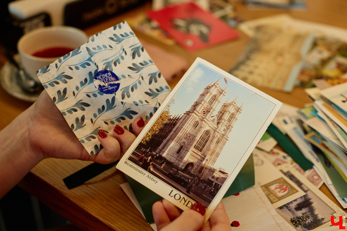 Дома у Анастасии Каревой хранятся чужие детские воспоминания. Они получены в виде открыток от людей со всего мира. Одни также делятся погодой за окном, другие пытаются начать романтические отношения. Мы поговорили с ней об отдельном мире под названием «посткроссинг», а заодно познакомились с историями из дальних стран и разных уголков России.