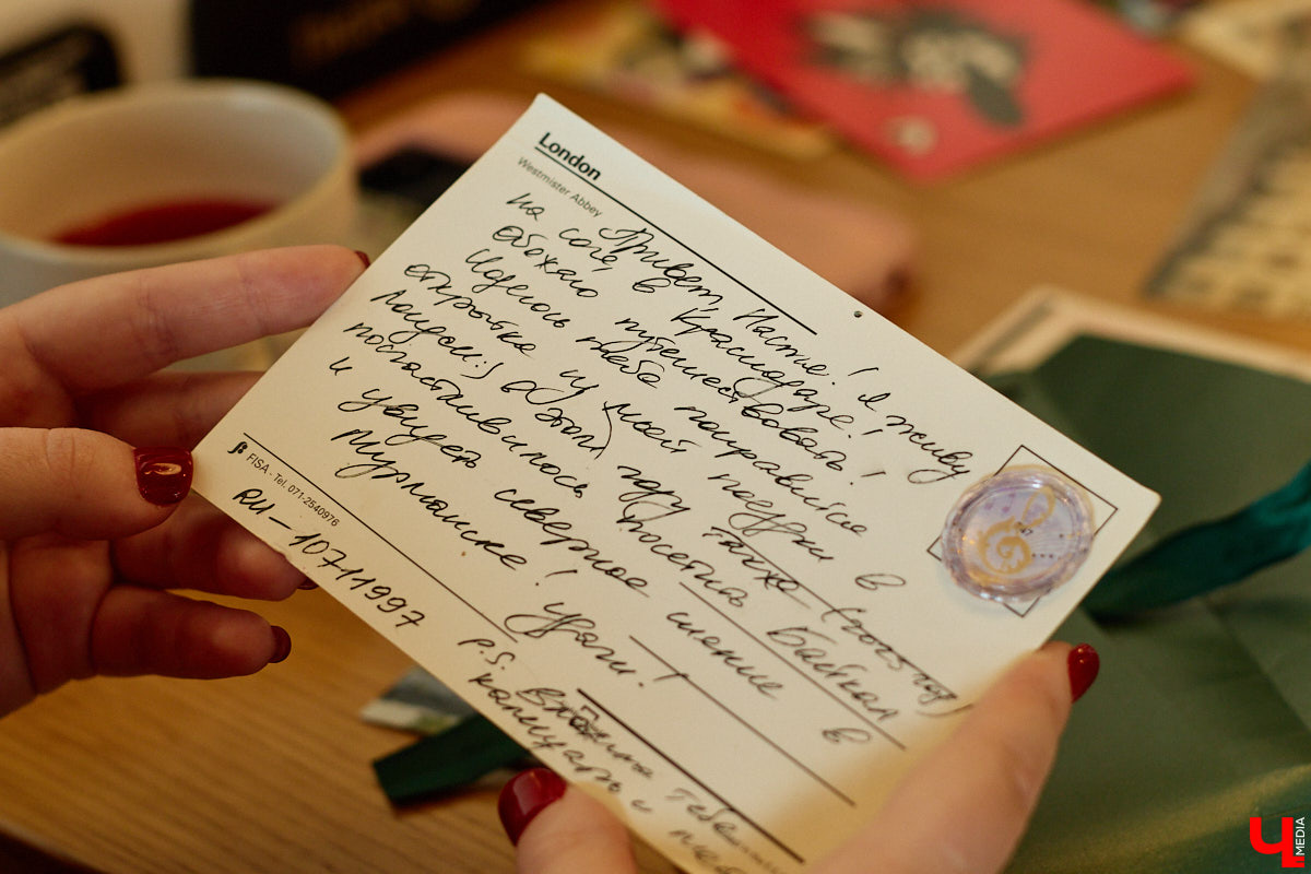 Дома у Анастасии Каревой хранятся чужие детские воспоминания. Они получены в виде открыток от людей со всего мира. Одни также делятся погодой за окном, другие пытаются начать романтические отношения. Мы поговорили с ней об отдельном мире под названием «посткроссинг», а заодно познакомились с историями из дальних стран и разных уголков России.