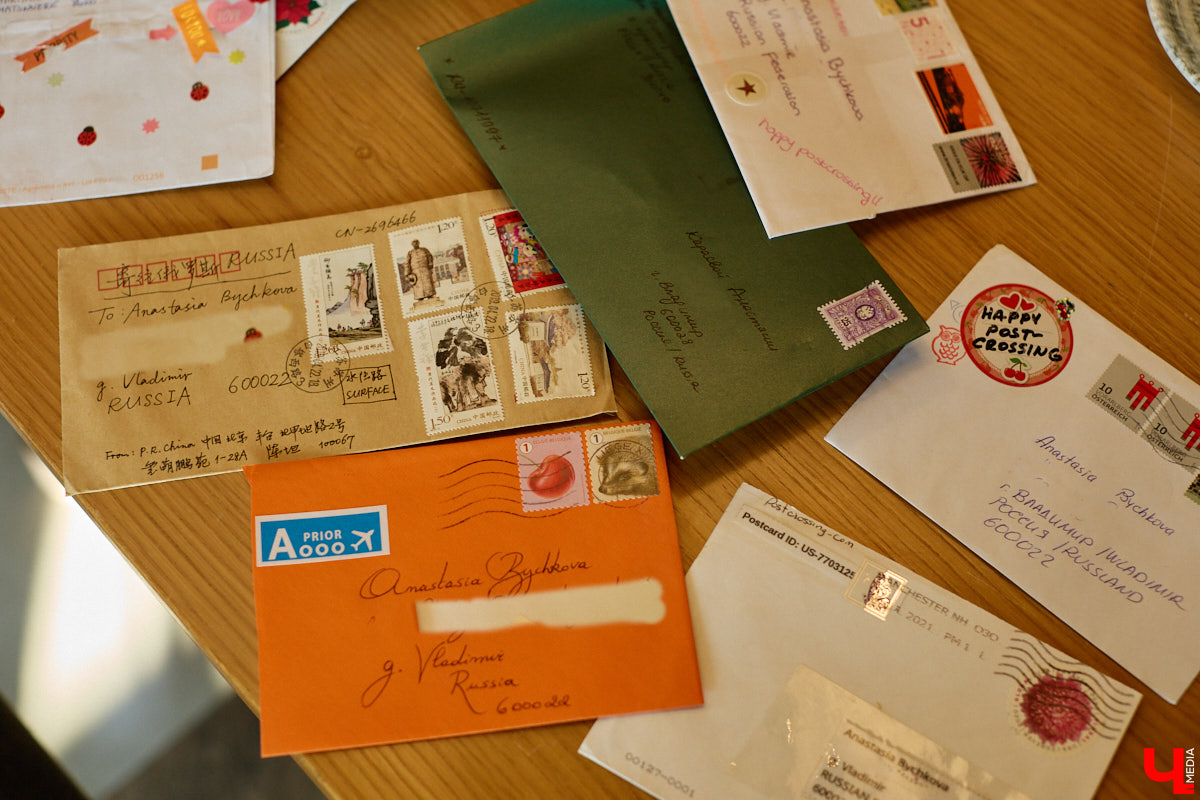 Дома у Анастасии Каревой хранятся чужие детские воспоминания. Они получены в виде открыток от людей со всего мира. Одни также делятся погодой за окном, другие пытаются начать романтические отношения. Мы поговорили с ней об отдельном мире под названием «посткроссинг», а заодно познакомились с историями из дальних стран и разных уголков России.