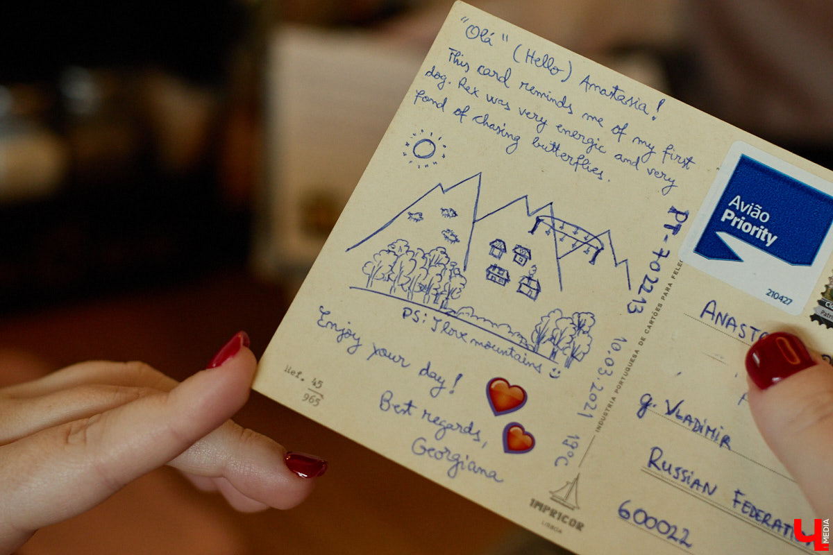 Дома у Анастасии Каревой хранятся чужие детские воспоминания. Они получены в виде открыток от людей со всего мира. Одни также делятся погодой за окном, другие пытаются начать романтические отношения. Мы поговорили с ней об отдельном мире под названием «посткроссинг», а заодно познакомились с историями из дальних стран и разных уголков России.