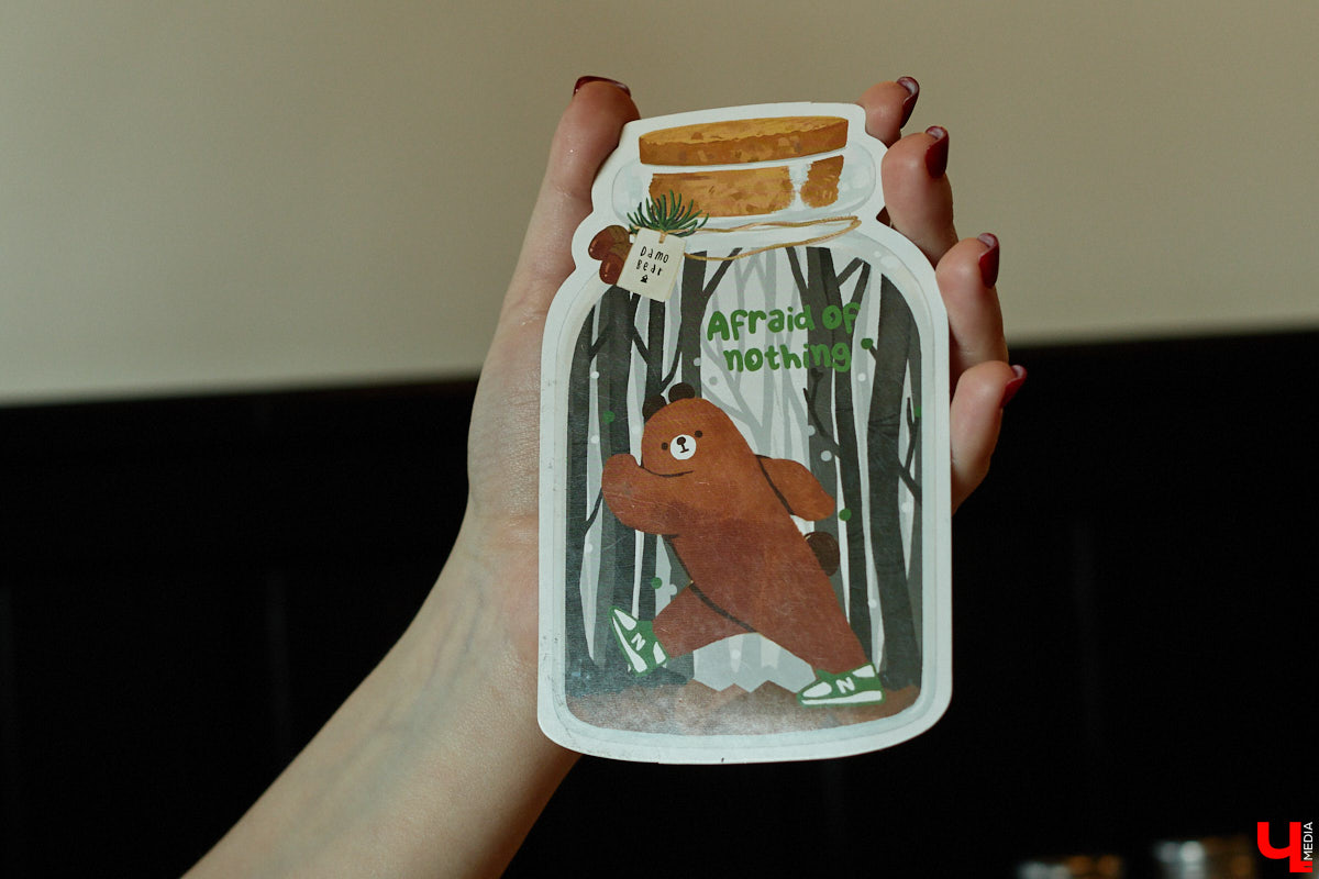 Дома у Анастасии Каревой хранятся чужие детские воспоминания. Они получены в виде открыток от людей со всего мира. Одни также делятся погодой за окном, другие пытаются начать романтические отношения. Мы поговорили с ней об отдельном мире под названием «посткроссинг», а заодно познакомились с историями из дальних стран и разных уголков России.