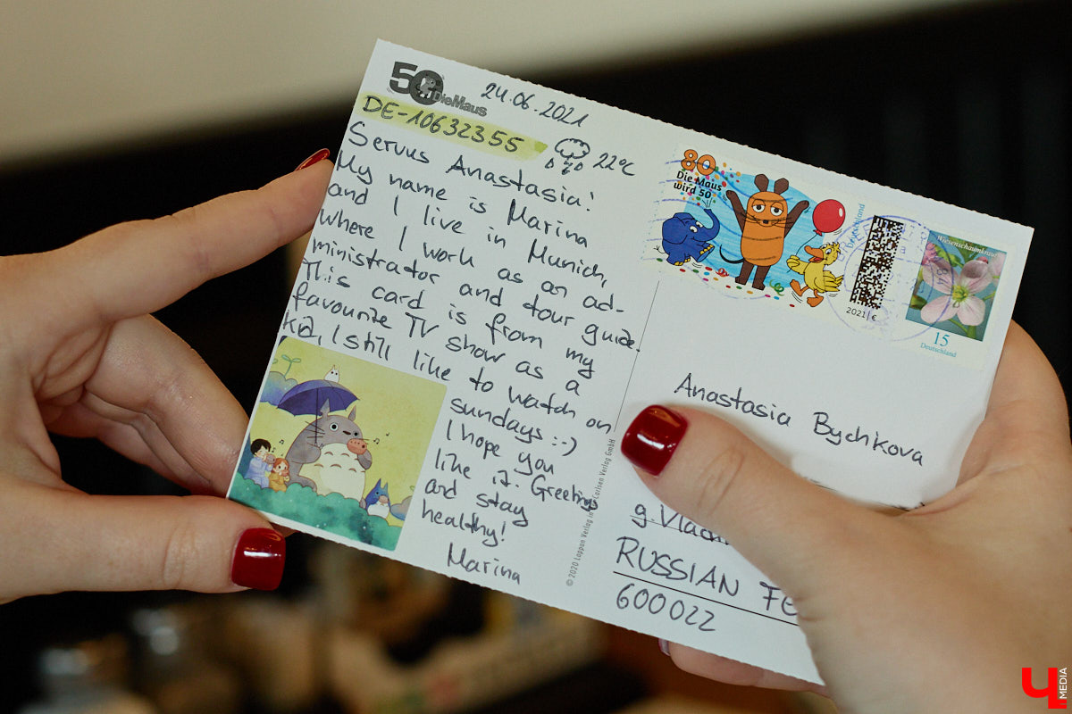 Дома у Анастасии Каревой хранятся чужие детские воспоминания. Они получены в виде открыток от людей со всего мира. Одни также делятся погодой за окном, другие пытаются начать романтические отношения. Мы поговорили с ней об отдельном мире под названием «посткроссинг», а заодно познакомились с историями из дальних стран и разных уголков России.