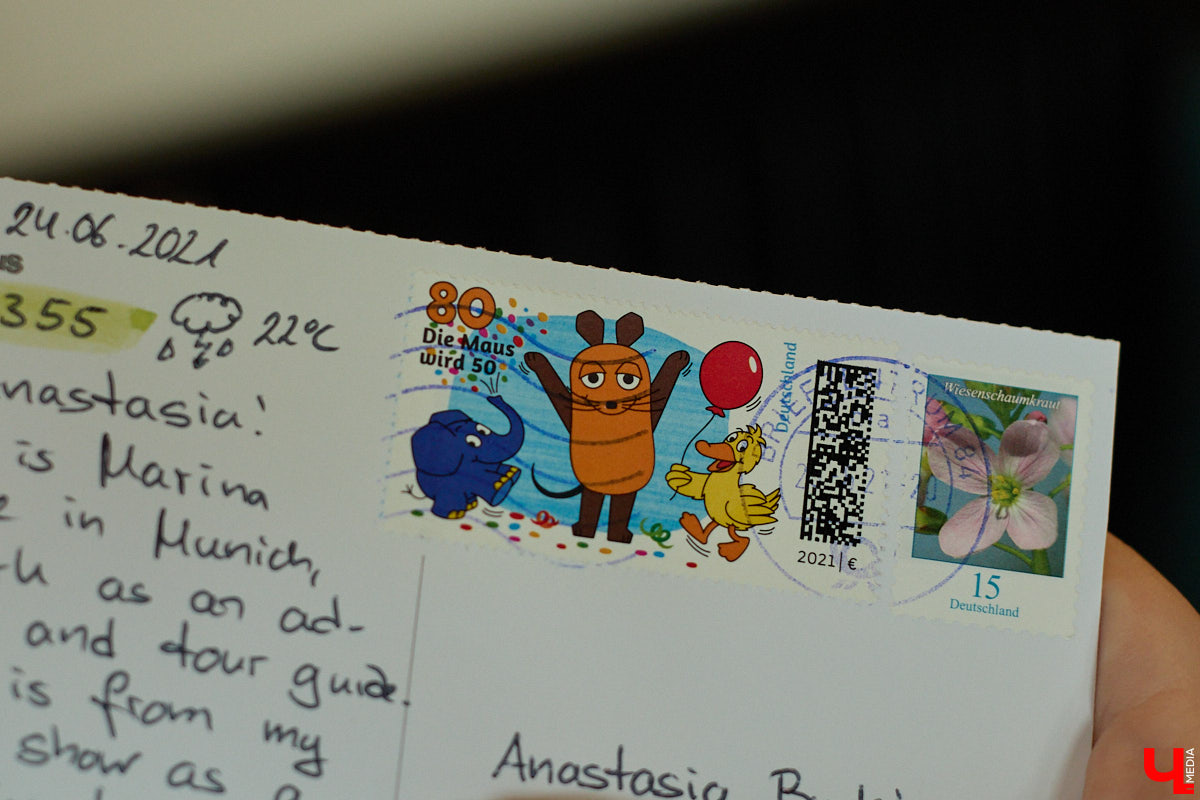 Дома у Анастасии Каревой хранятся чужие детские воспоминания. Они получены в виде открыток от людей со всего мира. Одни также делятся погодой за окном, другие пытаются начать романтические отношения. Мы поговорили с ней об отдельном мире под названием «посткроссинг», а заодно познакомились с историями из дальних стран и разных уголков России.