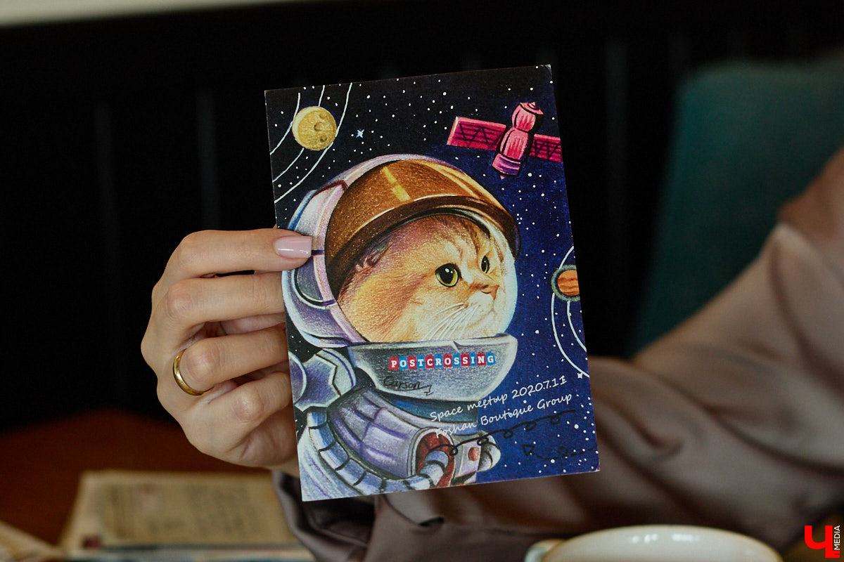 Дома у Анастасии Каревой хранятся чужие детские воспоминания. Они получены в виде открыток от людей со всего мира. Одни также делятся погодой за окном, другие пытаются начать романтические отношения. Мы поговорили с ней об отдельном мире под названием «посткроссинг», а заодно познакомились с историями из дальних стран и разных уголков России.