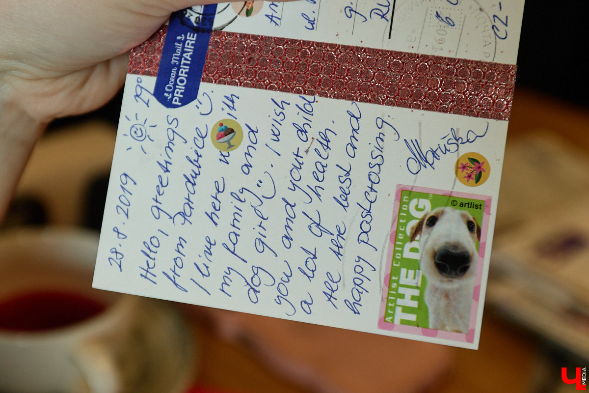 Дома у Анастасии Каревой хранятся чужие детские воспоминания. Они получены в виде открыток от людей со всего мира. Одни также делятся погодой за окном, другие пытаются начать романтические отношения. Мы поговорили с ней об отдельном мире под названием «посткроссинг», а заодно познакомились с историями из дальних стран и разных уголков России.