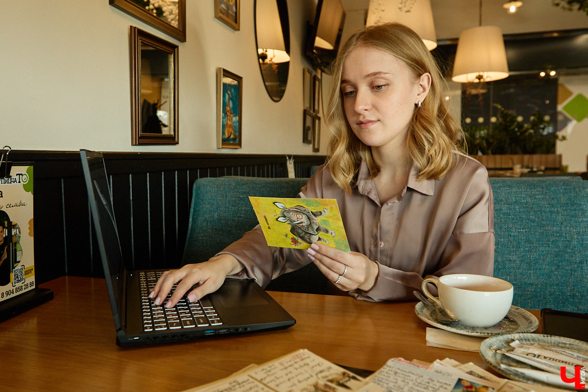 Дома у Анастасии Каревой хранятся чужие детские воспоминания. Они получены в виде открыток от людей со всего мира. Одни также делятся погодой за окном, другие пытаются начать романтические отношения. Мы поговорили с ней об отдельном мире под названием «посткроссинг», а заодно познакомились с историями из дальних стран и разных уголков России.