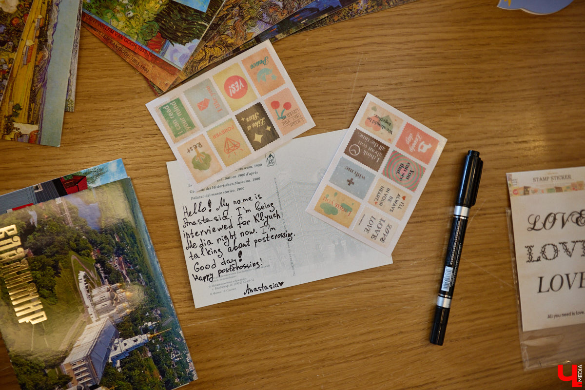 Дома у Анастасии Каревой хранятся чужие детские воспоминания. Они получены в виде открыток от людей со всего мира. Одни также делятся погодой за окном, другие пытаются начать романтические отношения. Мы поговорили с ней об отдельном мире под названием «посткроссинг», а заодно познакомились с историями из дальних стран и разных уголков России.