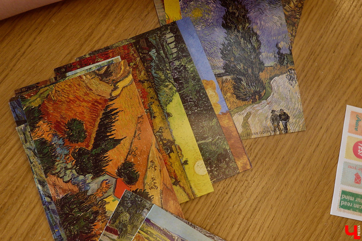 Дома у Анастасии Каревой хранятся чужие детские воспоминания. Они получены в виде открыток от людей со всего мира. Одни также делятся погодой за окном, другие пытаются начать романтические отношения. Мы поговорили с ней об отдельном мире под названием «посткроссинг», а заодно познакомились с историями из дальних стран и разных уголков России.