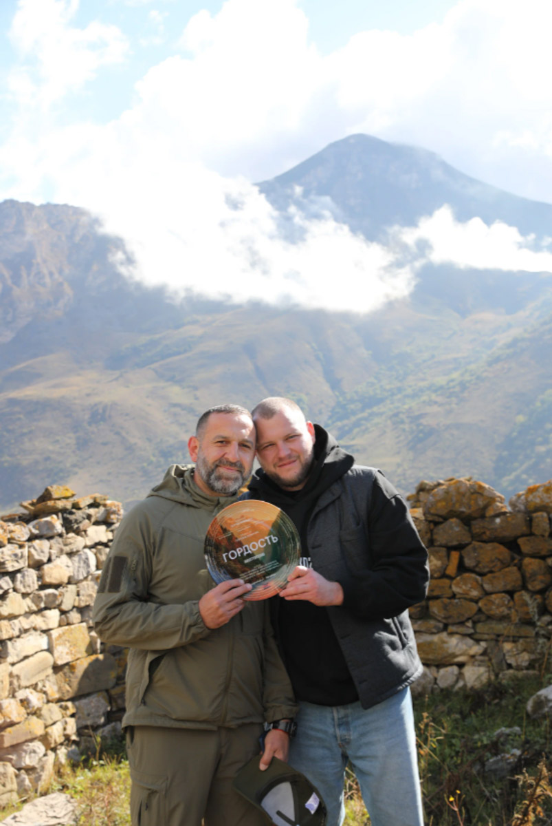 Алана Чочиева пробовала себя в разных творческих амплуа. Она покоряла вокальные шоу, шутила в «Лиге городов», появлялась на обложке французского журнала. Недавно девушка дебютировала в большом кино и даже была признана лучшей актрисой. Награду ей вручили за роль в ромкоме «Гордость».