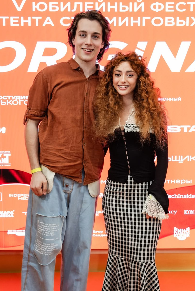 Алана Чочиева пробовала себя в разных творческих амплуа. Она покоряла вокальные шоу, шутила в «Лиге городов», появлялась на обложке французского журнала. Недавно девушка дебютировала в большом кино и даже была признана лучшей актрисой. Награду ей вручили за роль в ромкоме «Гордость».