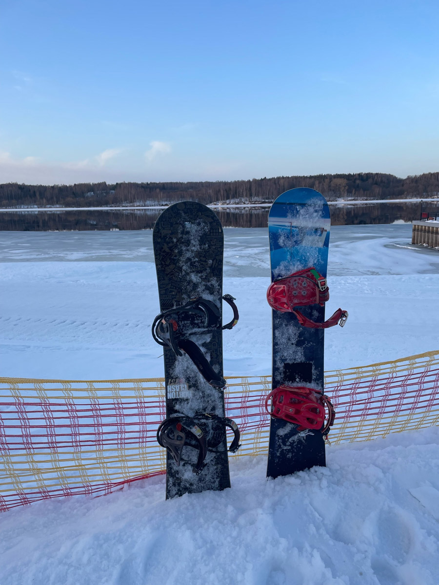 Все хорошо знают: Плёс — идеальное место для пеших прогулок. Уютный старинный город, где писал свои картины Исаак Левитан, в любое время года привлекает туристов. Сноубордисты же приехали туда на местный горнолыжный курорт, чтобы ярко закрыть сезон, или, по их словам, «доесть» последний кусочек зимы. На склоне с панорамным видом на Волгу отметилась и жительница нашего города.
