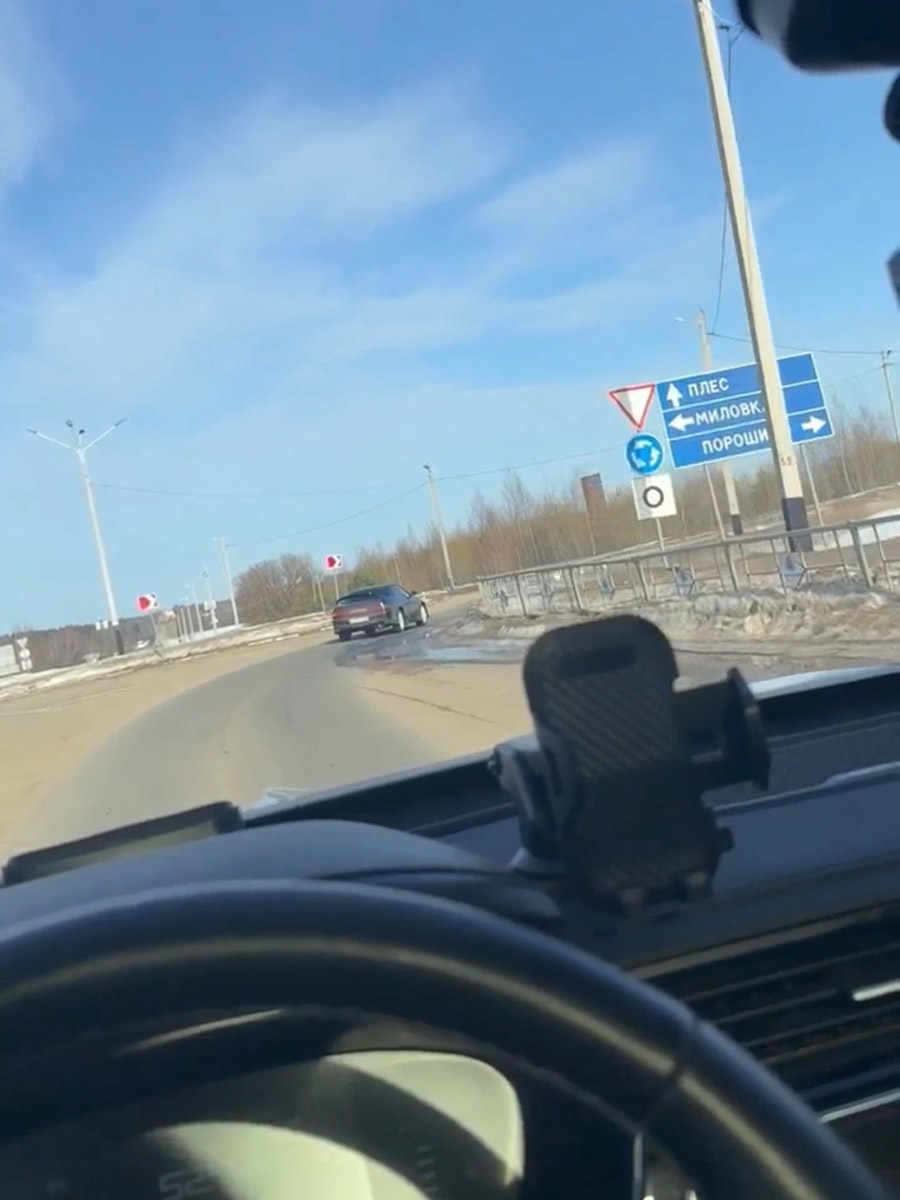 Все хорошо знают: Плёс — идеальное место для пеших прогулок. Уютный старинный город, где писал свои картины Исаак Левитан, в любое время года привлекает туристов. Сноубордисты же приехали туда на местный горнолыжный курорт, чтобы ярко закрыть сезон, или, по их словам, «доесть» последний кусочек зимы. На склоне с панорамным видом на Волгу отметилась и жительница нашего города.