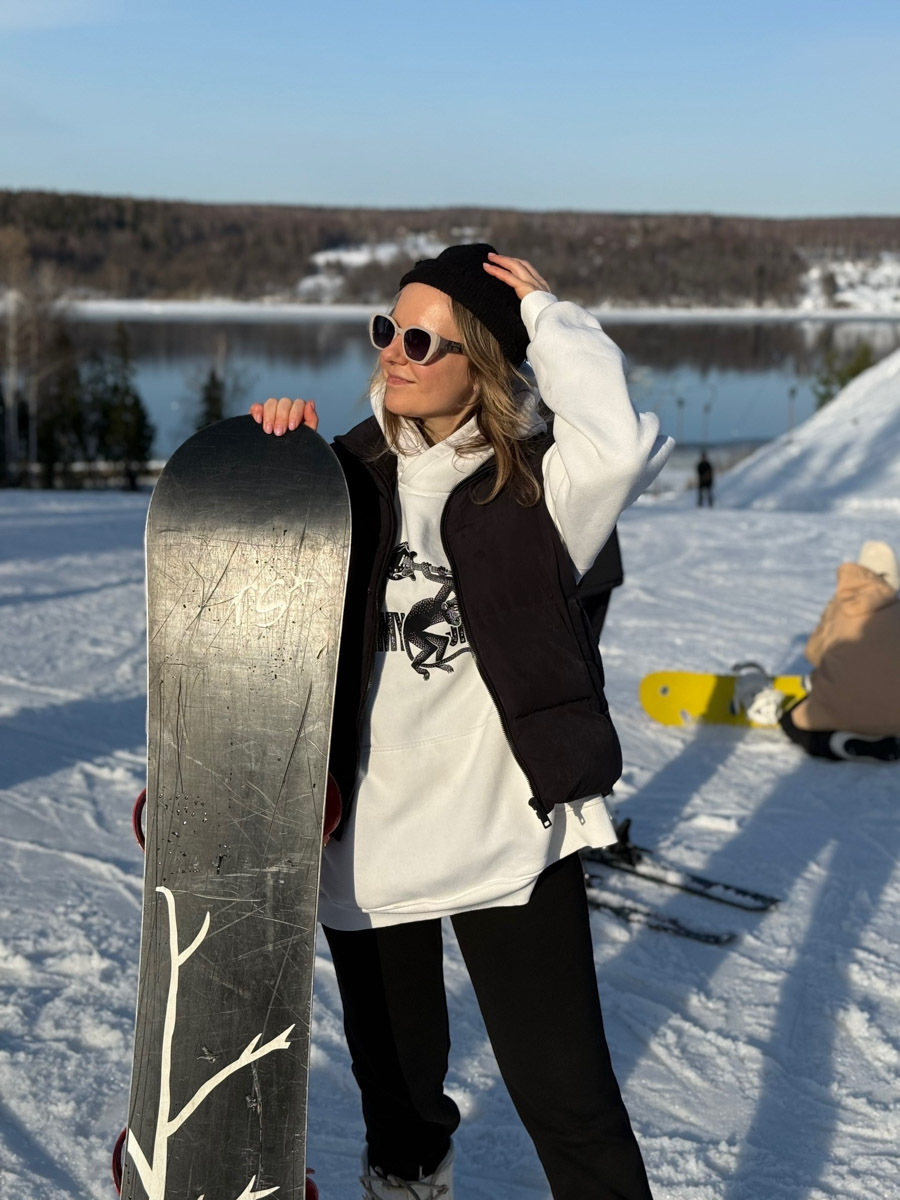 Все хорошо знают: Плёс — идеальное место для пеших прогулок. Уютный старинный город, где писал свои картины Исаак Левитан, в любое время года привлекает туристов. Сноубордисты же приехали туда на местный горнолыжный курорт, чтобы ярко закрыть сезон, или, по их словам, «доесть» последний кусочек зимы. На склоне с панорамным видом на Волгу отметилась и жительница нашего города.