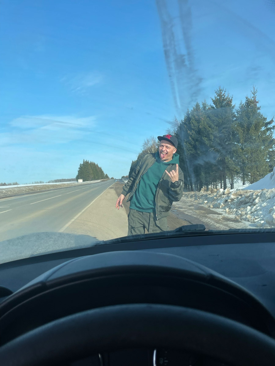 Все хорошо знают: Плёс — идеальное место для пеших прогулок. Уютный старинный город, где писал свои картины Исаак Левитан, в любое время года привлекает туристов. Сноубордисты же приехали туда на местный горнолыжный курорт, чтобы ярко закрыть сезон, или, по их словам, «доесть» последний кусочек зимы. На склоне с панорамным видом на Волгу отметилась и жительница нашего города.