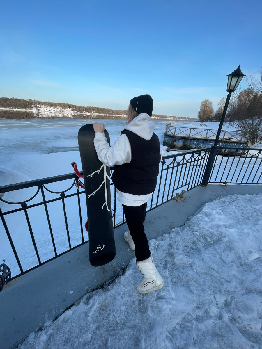 Все хорошо знают: Плёс — идеальное место для пеших прогулок. Уютный старинный город, где писал свои картины Исаак Левитан, в любое время года привлекает туристов. Сноубордисты же приехали туда на местный горнолыжный курорт, чтобы ярко закрыть сезон, или, по их словам, «доесть» последний кусочек зимы. На склоне с панорамным видом на Волгу отметилась и жительница нашего города.