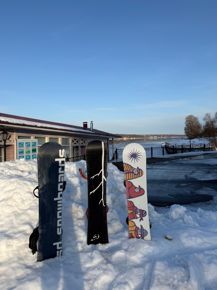 Все хорошо знают: Плёс — идеальное место для пеших прогулок. Уютный старинный город, где писал свои картины Исаак Левитан, в любое время года привлекает туристов. Сноубордисты же приехали туда на местный горнолыжный курорт, чтобы ярко закрыть сезон, или, по их словам, «доесть» последний кусочек зимы. На склоне с панорамным видом на Волгу отметилась и жительница нашего города.