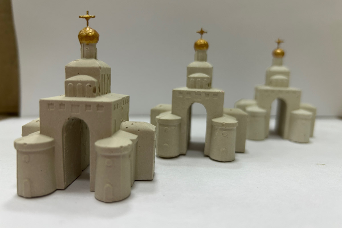 Владимирская молодежь покоряет новые высоты. А главным источником их вдохновения становится родной край. Так, две четверокурсницы колледжа ВлГУ привезли домой победу со всероссийского конкурса. Другая магистрантка «вырастила» собственного белокаменного льва и создала самоглазурующуюся керамику! «Ключ-Медиа» поговорил с юными дарованиями об их проектах и разработках.