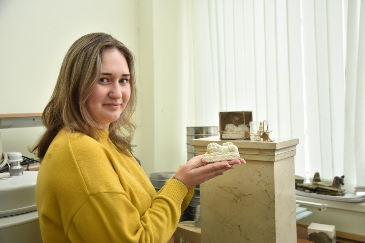 Владимирская молодежь покоряет новые высоты. А главным источником их вдохновения становится родной край. Так, две четверокурсницы колледжа ВлГУ привезли домой победу со всероссийского конкурса. Другая магистрантка «вырастила» собственного белокаменного льва и создала самоглазурующуюся керамику! «Ключ-Медиа» поговорил с юными дарованиями об их проектах и разработках.