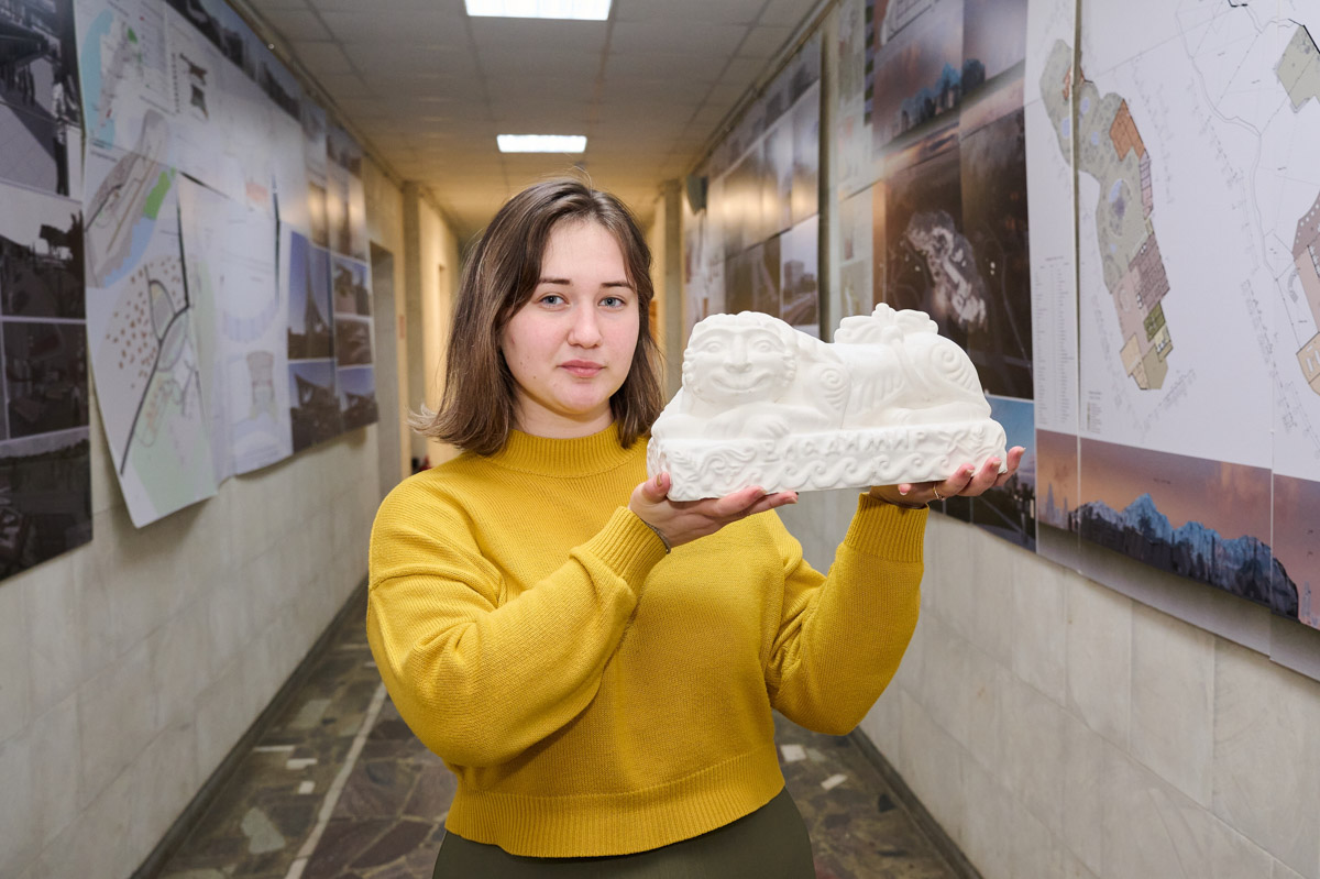 Владимирская молодежь покоряет новые высоты. А главным источником их вдохновения становится родной край. Так, две четверокурсницы колледжа ВлГУ привезли домой победу со всероссийского конкурса. Другая магистрантка «вырастила» собственного белокаменного льва и создала самоглазурующуюся керамику! «Ключ-Медиа» поговорил с юными дарованиями об их проектах и разработках.