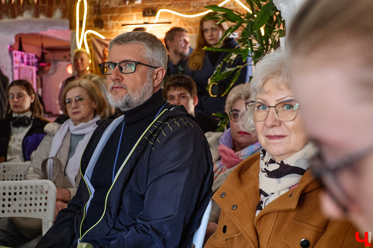 Минувший воскресный день ознаменовался важным культурным событием: в историческом центре прошел краеведческий фестиваль «Свой слой». Мероприятие посвятили не только прошлому областной столицы, но и его настоящему. «Ключ-Медиа» побывал там и готов поделиться самыми яркими моментами!