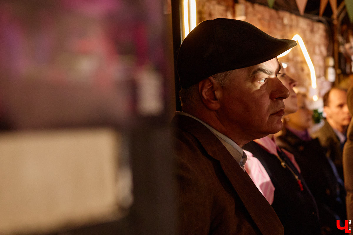 Минувший воскресный день ознаменовался важным культурным событием: в историческом центре прошел краеведческий фестиваль «Свой слой». Мероприятие посвятили не только прошлому областной столицы, но и его настоящему. «Ключ-Медиа» побывал там и готов поделиться самыми яркими моментами!