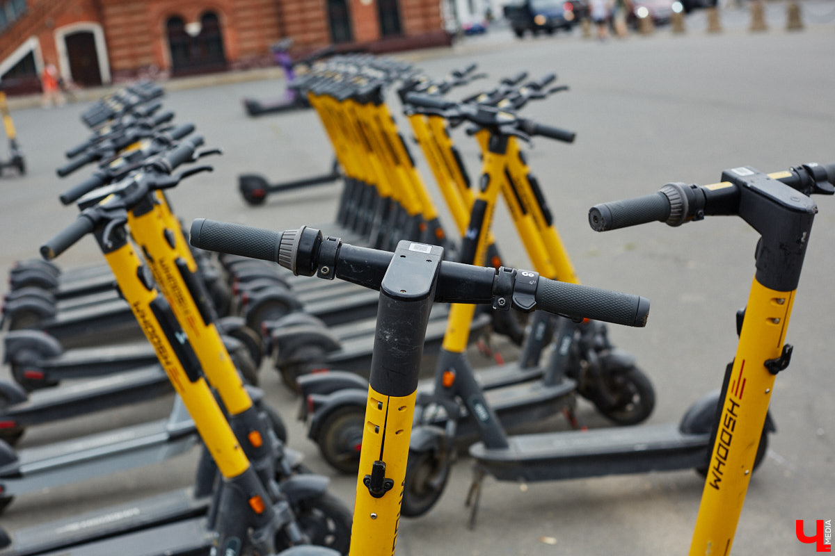 Электросамокаты вновь выруливают на тротуары Владимира. И начинается сезон с обновлений. Теперь за брошенные в неположенных местах СИМы будут наказывать жестче, но и парковок для них станет больше почти в три раза. Вспоминаем уже принятые и разбираемся в пока лишь обсуждаемых законах для любителей «двухколесных ураганов».