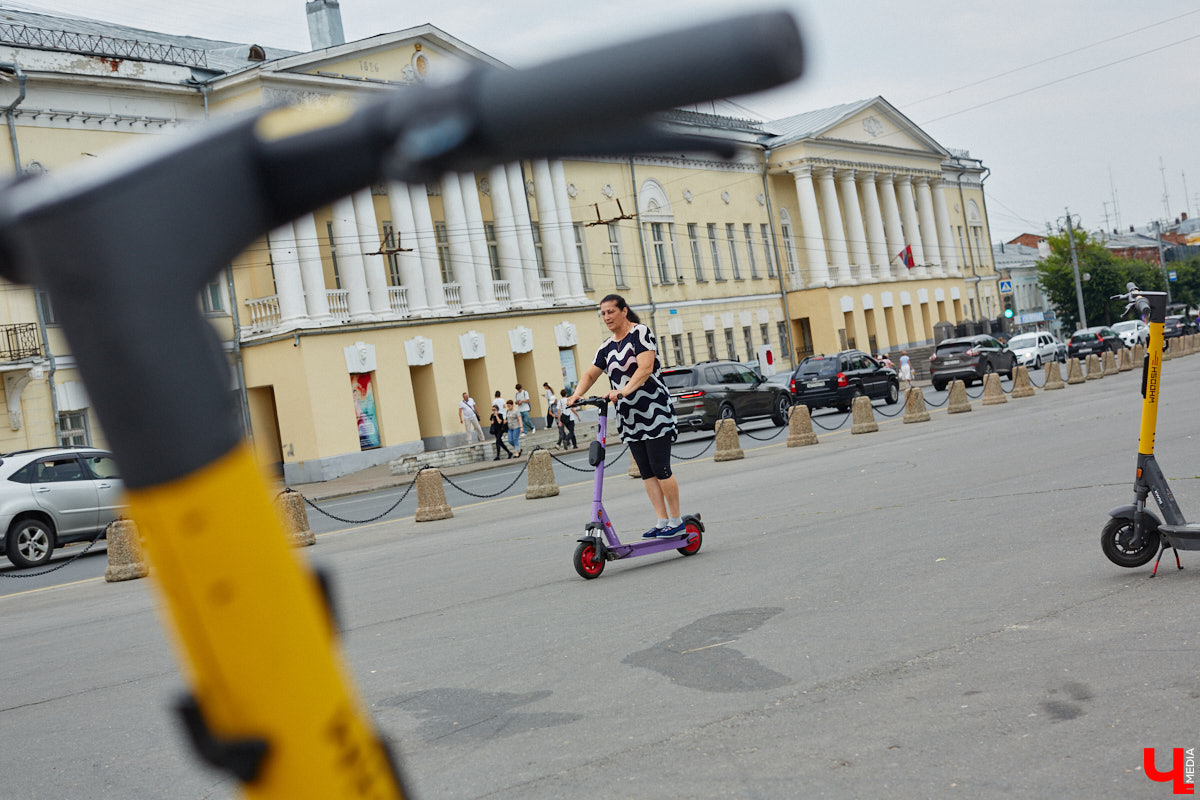 Электросамокаты вновь выруливают на тротуары Владимира. И начинается сезон с обновлений. Теперь за брошенные в неположенных местах СИМы будут наказывать жестче, но и парковок для них станет больше почти в три раза. Вспоминаем уже принятые и разбираемся в пока лишь обсуждаемых законах для любителей «двухколесных ураганов».