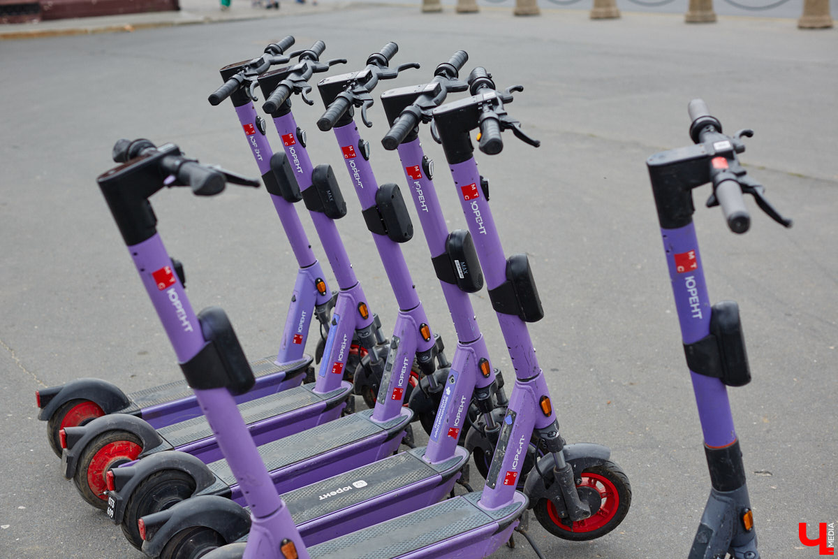 Электросамокаты вновь выруливают на тротуары Владимира. И начинается сезон с обновлений. Теперь за брошенные в неположенных местах СИМы будут наказывать жестче, но и парковок для них станет больше почти в три раза. Вспоминаем уже принятые и разбираемся в пока лишь обсуждаемых законах для любителей «двухколесных ураганов».