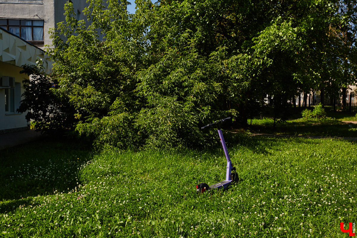 Электросамокаты вновь выруливают на тротуары Владимира. И начинается сезон с обновлений. Теперь за брошенные в неположенных местах СИМы будут наказывать жестче, но и парковок для них станет больше почти в три раза. Вспоминаем уже принятые и разбираемся в пока лишь обсуждаемых законах для любителей «двухколесных ураганов».