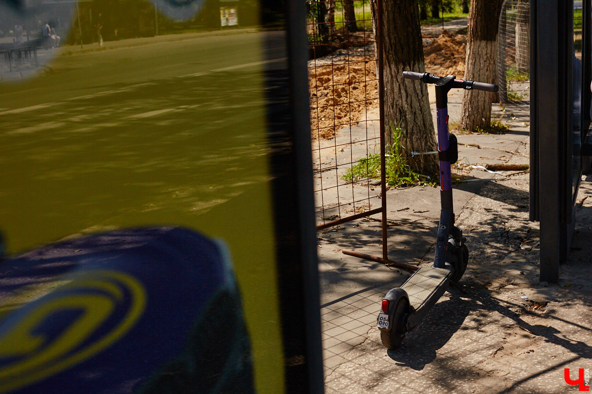Электросамокаты вновь выруливают на тротуары Владимира. И начинается сезон с обновлений. Теперь за брошенные в неположенных местах СИМы будут наказывать жестче, но и парковок для них станет больше почти в три раза. Вспоминаем уже принятые и разбираемся в пока лишь обсуждаемых законах для любителей «двухколесных ураганов».