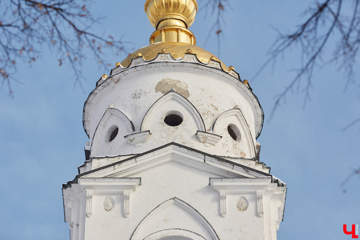 Успенский собор во Владимире могут начать реставрировать уже в этом году. Ранее об этом заявил митрополит Владимирский и Суздальский Никандр, теперь сроки подтвердили в музее. Подробностей пока немного, но точно одно: уникальный памятник древнерусской истории, включенный в список Всемирного наследия ЮНЕСКО, давно нуждается в глобальном восстановлении.