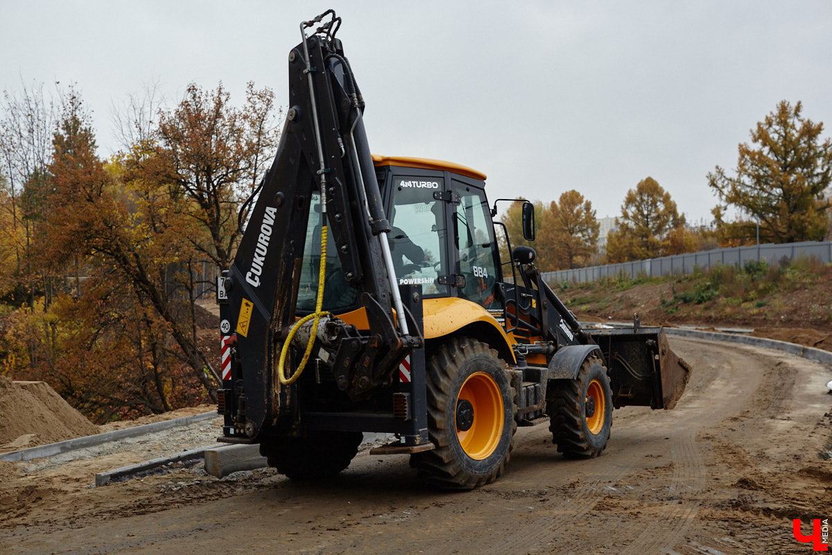Во Владимире вновь планируют снести частные дома под новую дорогу от ДДюТ. На этот раз в центре внимания здания на улице Пушкарской. Предполагается, что демонтаж затронет сразу восемь жилых строений. Есть и хорошие новости. Проезд в общественном транспорте областного центра подорожает, но не так сильно, как предполагали перевозчики. Эти и другие новости в нашем традиционном дорожном обзоре.